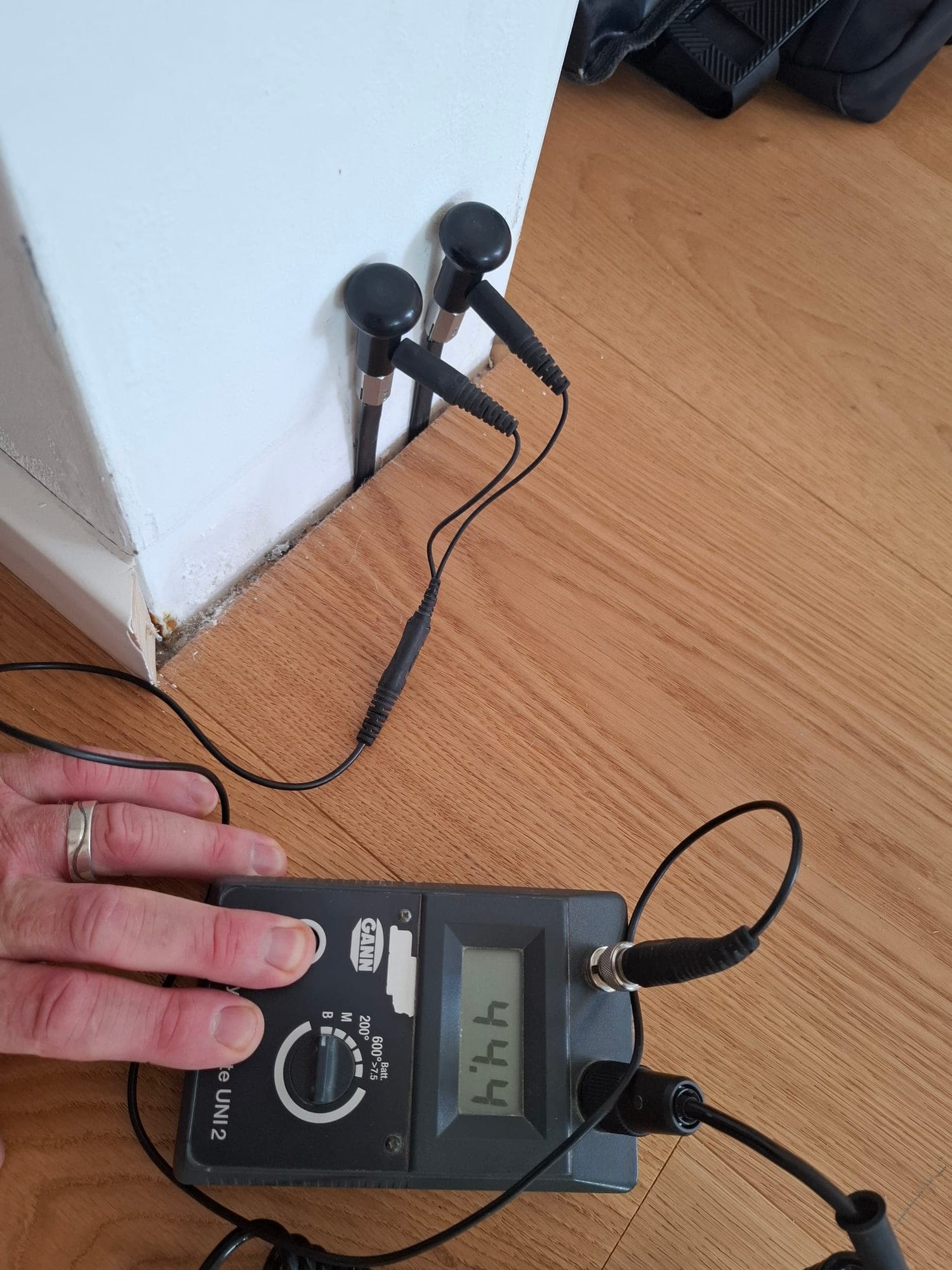 Widerstandsmessung der Bauteilfeuchte mit Elektroden im Wandanschluss
