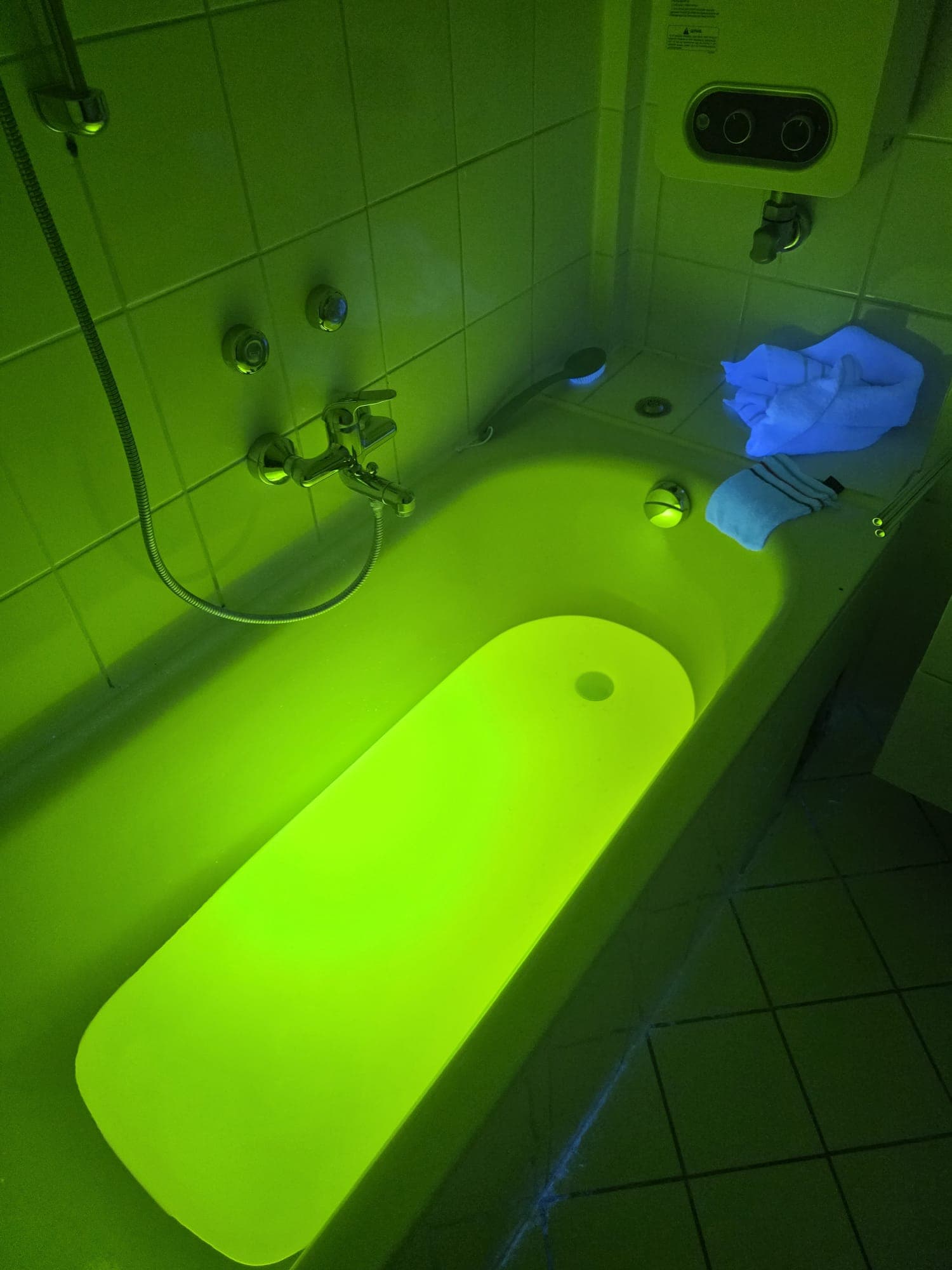 Leckageortung im Bad: Badewanne mit fluoreszierendem Prüfmittel unter UV-Licht