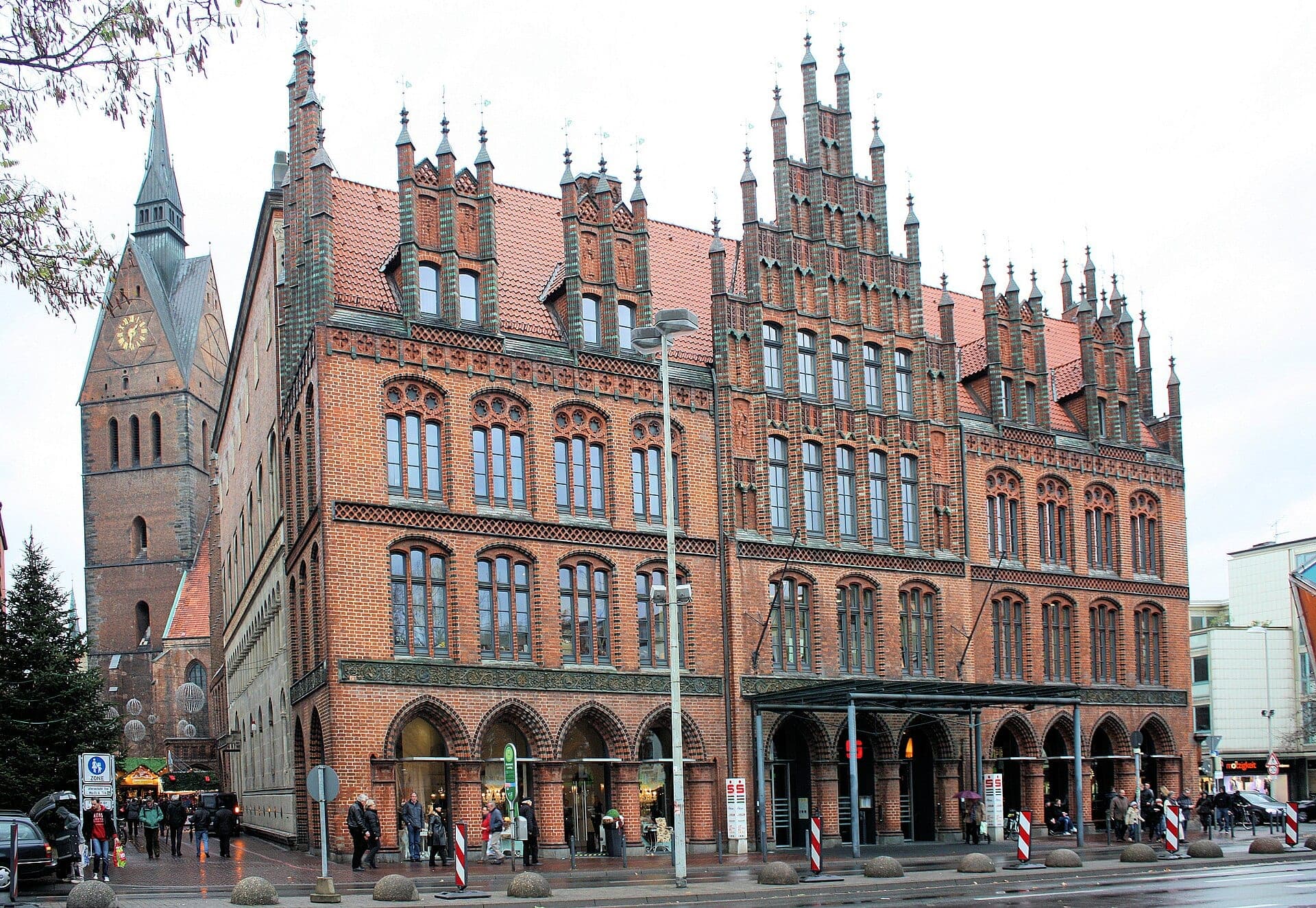 Altes Rathaus in Hannover mit dem Turm der Marktkirche