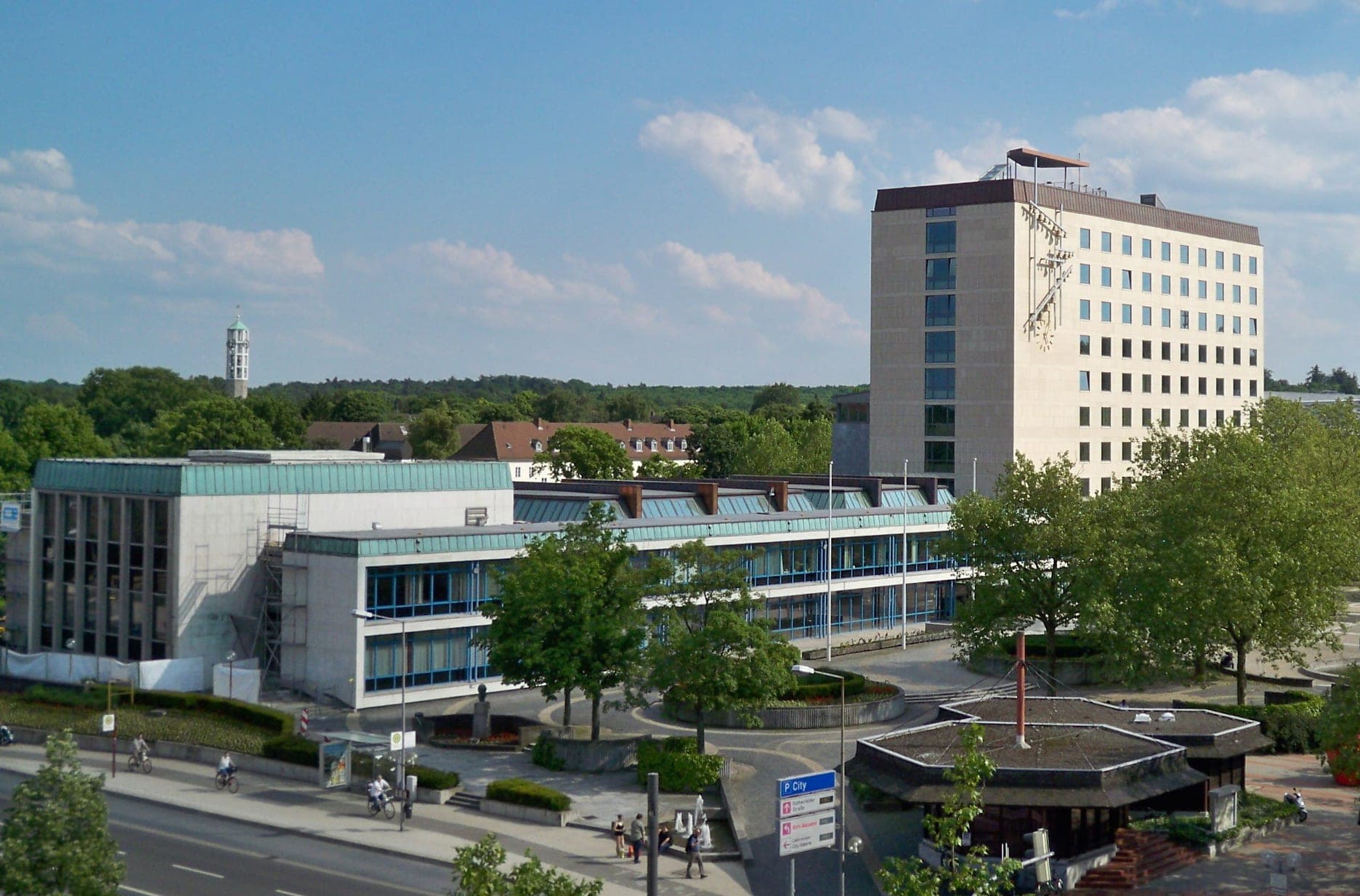 Rathaus Wolfsburg mit angrenzender Nachkriegsbebauung